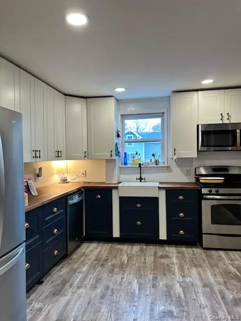 East Islip, NY 11730,18 Woodland DR