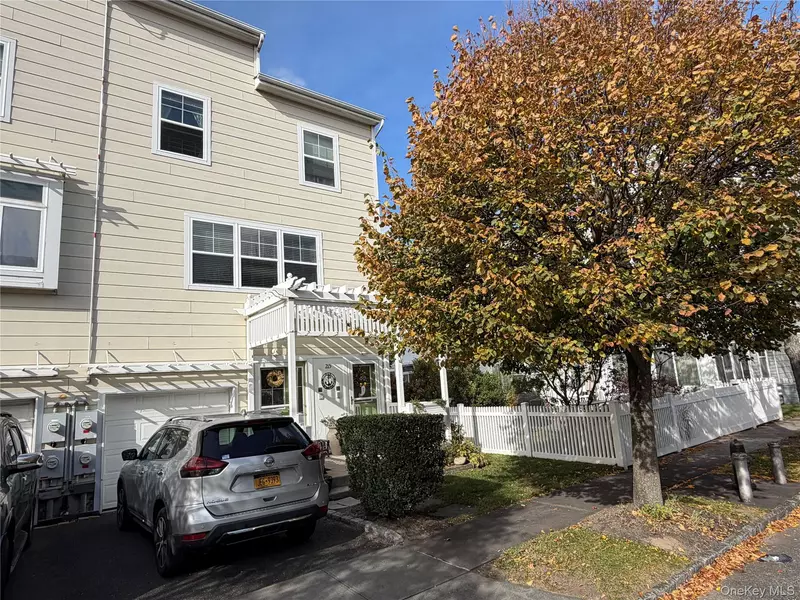 215 Beach Breeze LN #A, Arverne, NY 11692