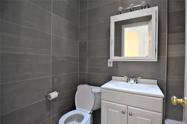 Flushing, NY 11365,59-32 164th ST