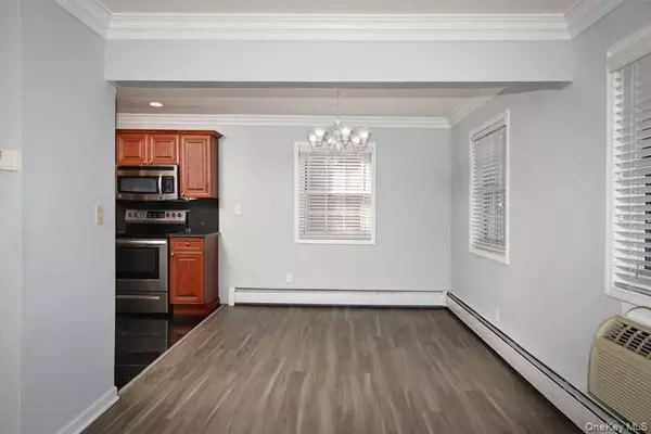 Bay Shore, NY 11706,64 S Clinton AVE #3A