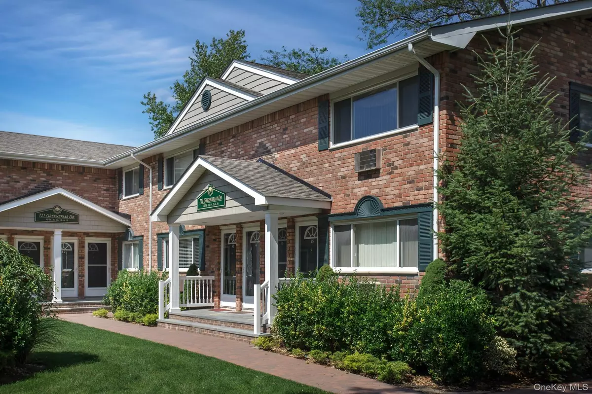 Bohemia, NY 11716,725 Greenbriar DR #BA10