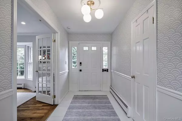 Northport, NY 11768,5 Pebble Hill CT