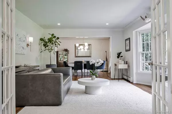 Northport, NY 11768,5 Pebble Hill CT