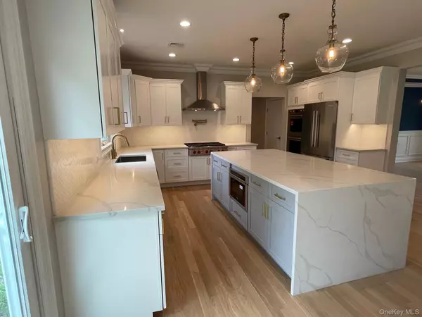 Syosset, NY 11791,7 Greenway CIR