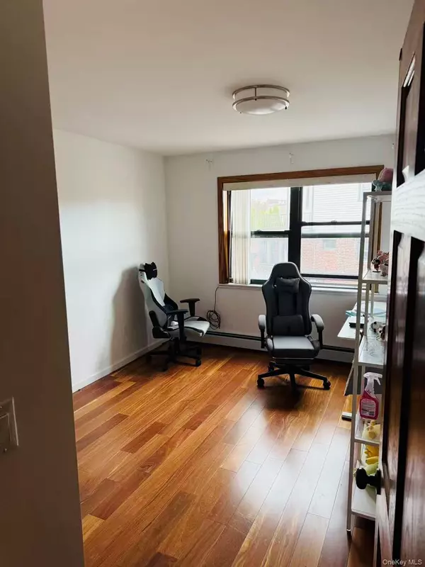 Middle Village, NY 11379,62-54 Dry Harbor RD #2nd Fl