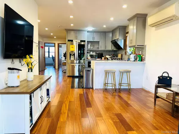 Middle Village, NY 11379,62-54 Dry Harbor RD #2nd Fl