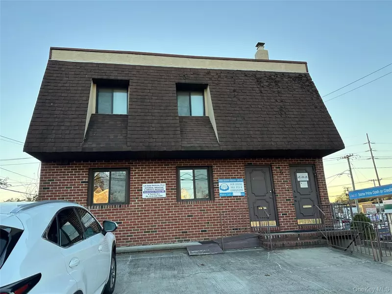 6 Tuxedo Avenue, New Hyde Park, NY 11040