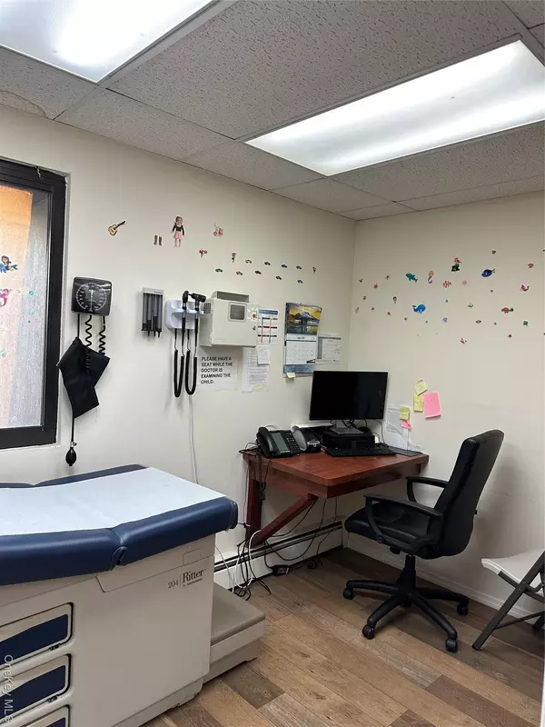 New Hyde Park, NY 11040,6 Tuxedo Avenue