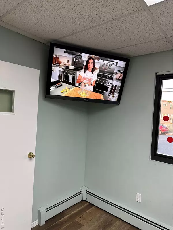 New Hyde Park, NY 11040,6 Tuxedo Avenue