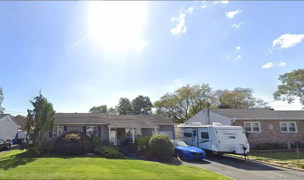 32 Lloyd AVE, North Babylon, NY 11703