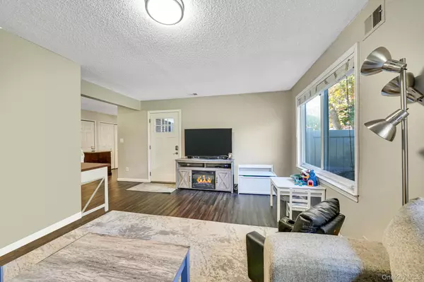 Holbrook, NY 11741,227 Springmeadow DR #B