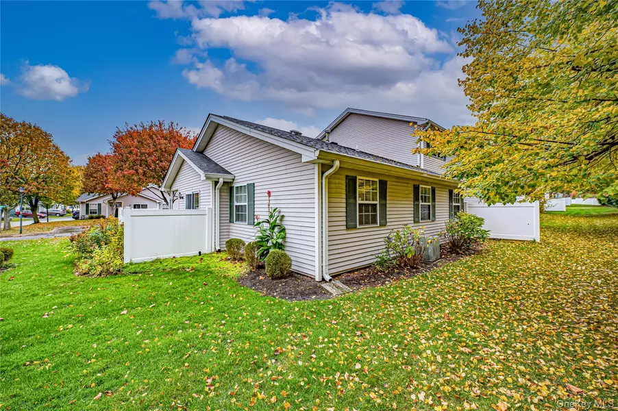 19 Biltmore CIR #19, Huntington Station, NY 11746