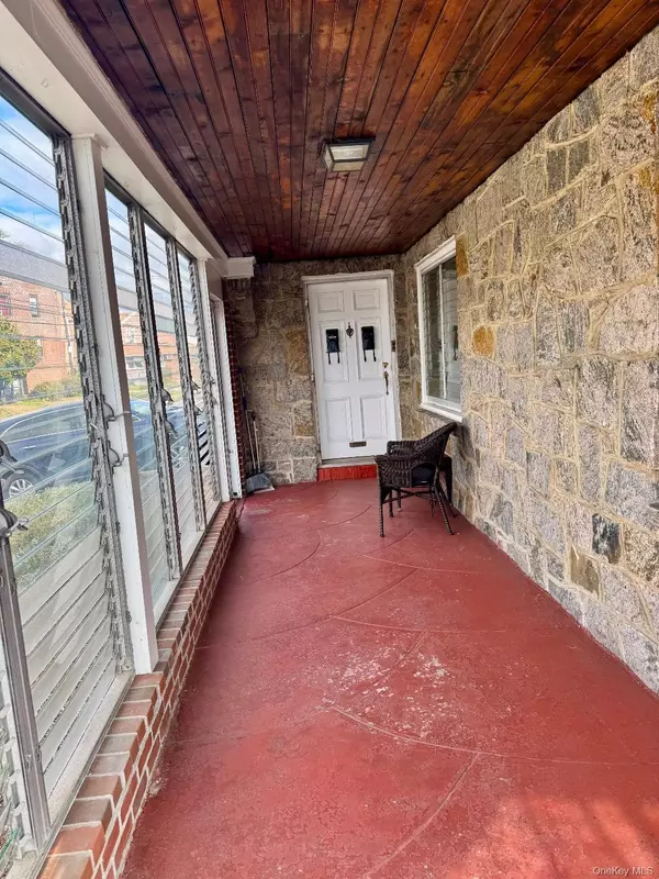 29 N Long Beach RD, Rockville Centre, NY 11570