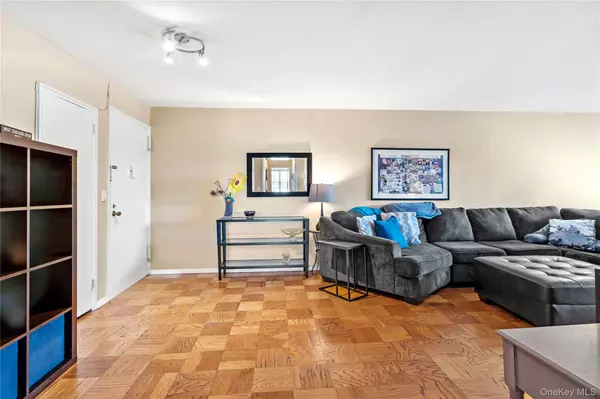 Forest Hills, NY 11375,70-31 108th ST #7H