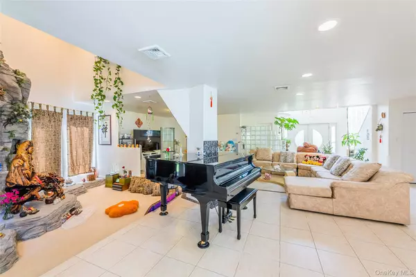 Wantagh, NY 11793,19 Wayside LN