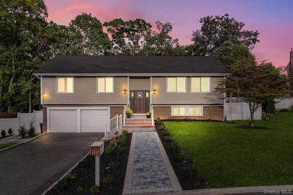 25 Hitching Post LN, Glen Cove, NY 11542