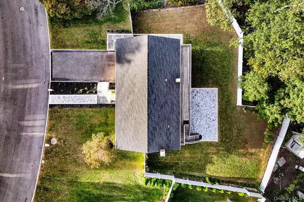 Glen Cove, NY 11542,25 Hitching Post LN