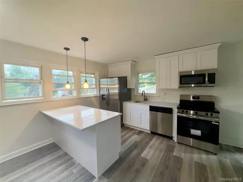 11 Willow LN, New Windsor, NY 12553