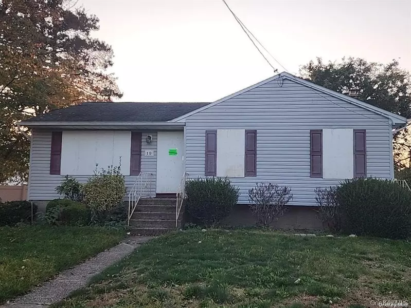 18 Buena Vista BLVD, Lindenhurst, NY 11757