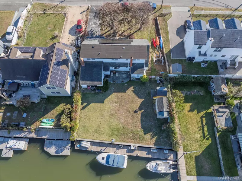 7 Fairlawn CT, Shirley, NY 11967