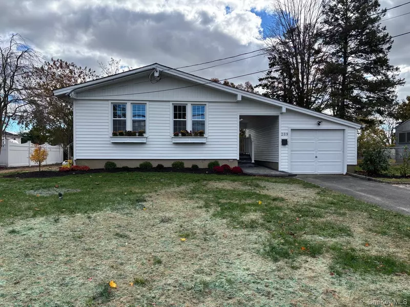 209 Loop DR, Sayville, NY 11782