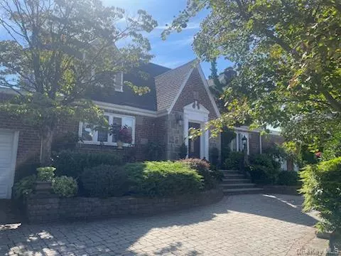 Floral Park, NY 11001,214 Covert AVE #1