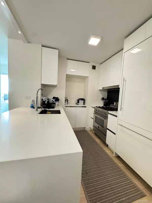 New York (manhattan), NY 10019,301 W 53rd ST #9K