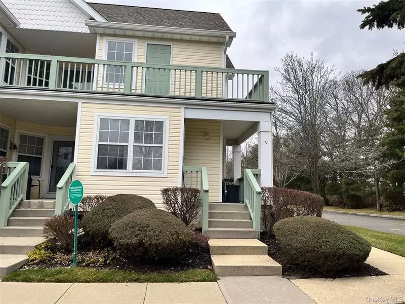 9 Commodore CIR, Port Jefferson Station, NY 11776