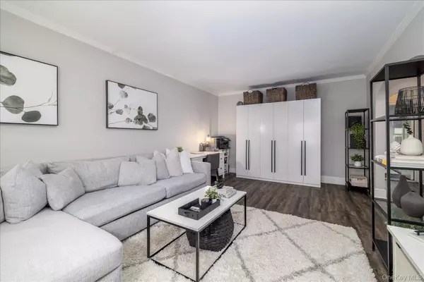 Lawrence, NY 11559,261 Central AVE #E4