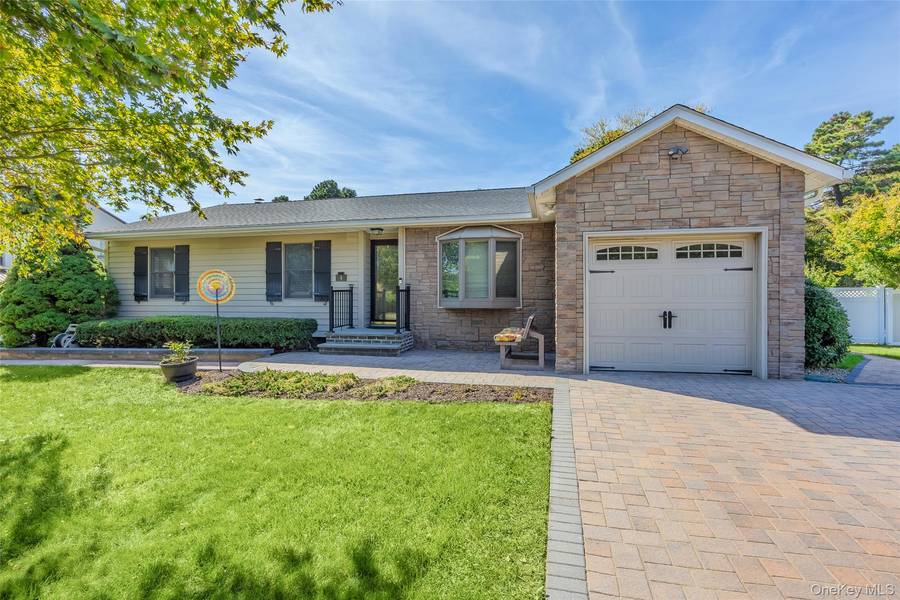 4 Lisa CT, Medford, NY 11763