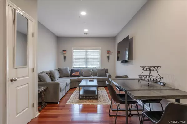 Westbury, NY 11590,330 Maple AVE