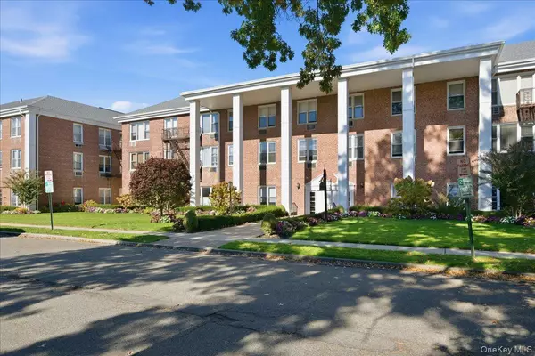 Rockville Centre, NY 11570,55 Lenox RD #2V