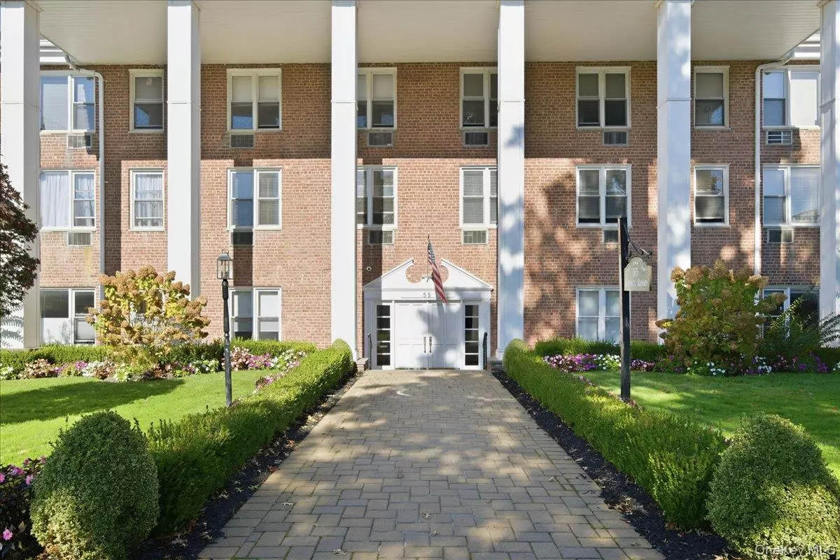 Rockville Centre, NY 11570,55 Lenox RD #2V