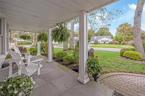 Sayville, NY 11782,74 Loop DR