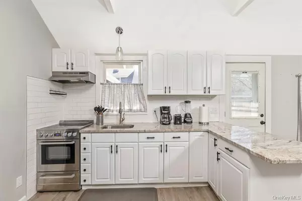 Westhampton Beach, NY 11978,572 A Montauk Highway