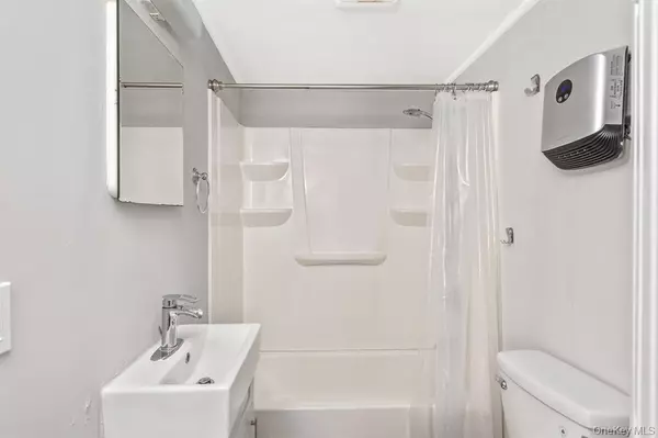 Westhampton Beach, NY 11978,572 A Montauk Highway