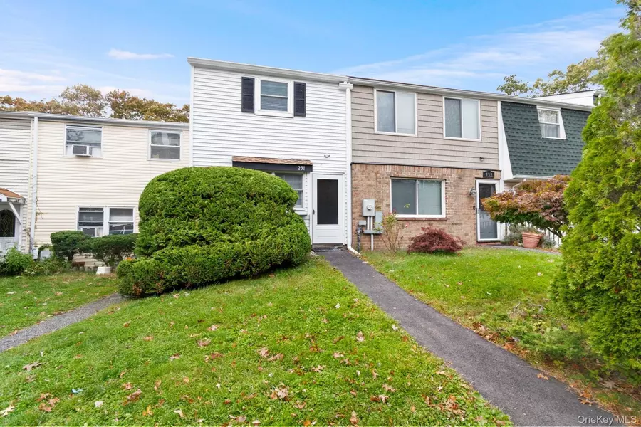 231 Hill Rise, Calverton, NY 11933