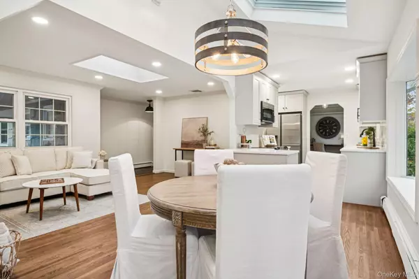 East Setauket, NY 11733,8 Storyland LN