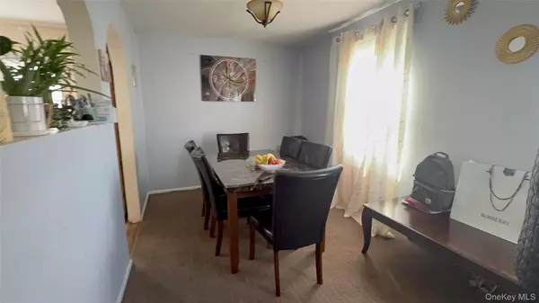 Westbury, NY 11590,34 Carleton ST