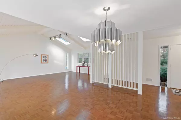 Montebello, NY 10901,11 Charnwood DR