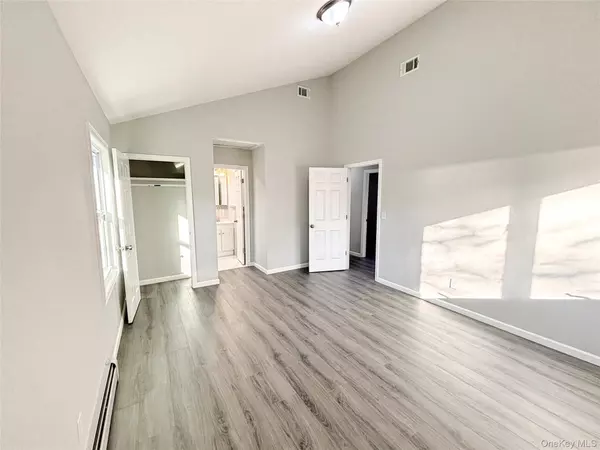 Coram, NY 11727,22 Harford DR