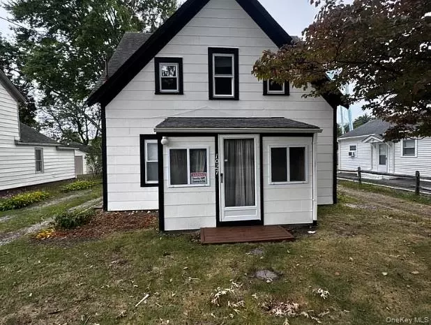 1027 West ST, Riverhead, NY 11901