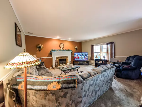 Coram, NY 11727,73 Chardonnay DR