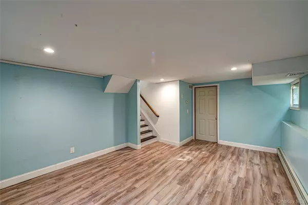 Commack, NY 11725,11 Dwight CIR