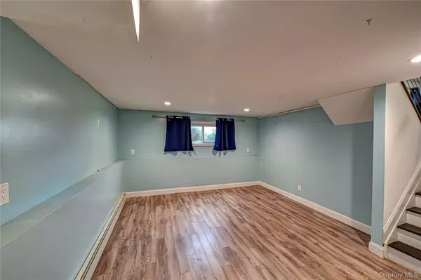 Commack, NY 11725,11 Dwight CIR