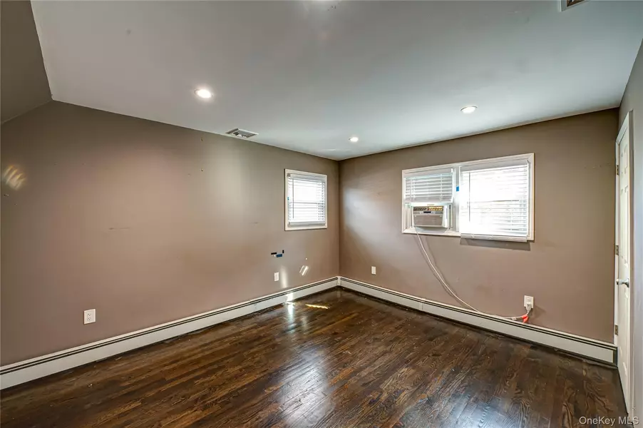 11 Dwight CIR, Commack, NY 11725