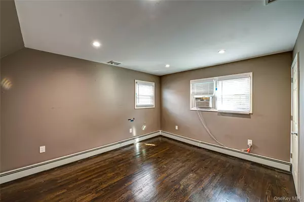 11 Dwight CIR, Commack, NY 11725