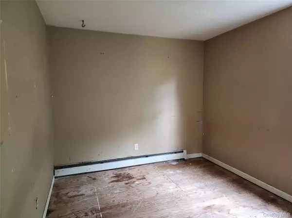 Mastic, NY 11950,33 Wood AVE