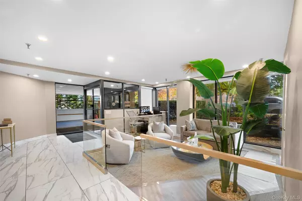 Great Neck, NY 11021,141 Great Neck RD #1F