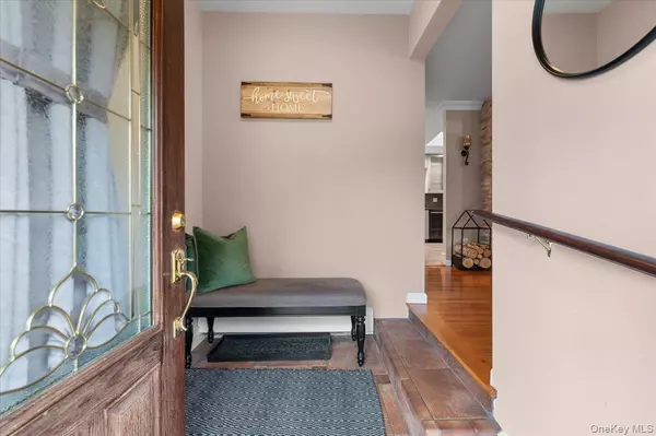 Bay Shore, NY 11706,1321 Manor LN